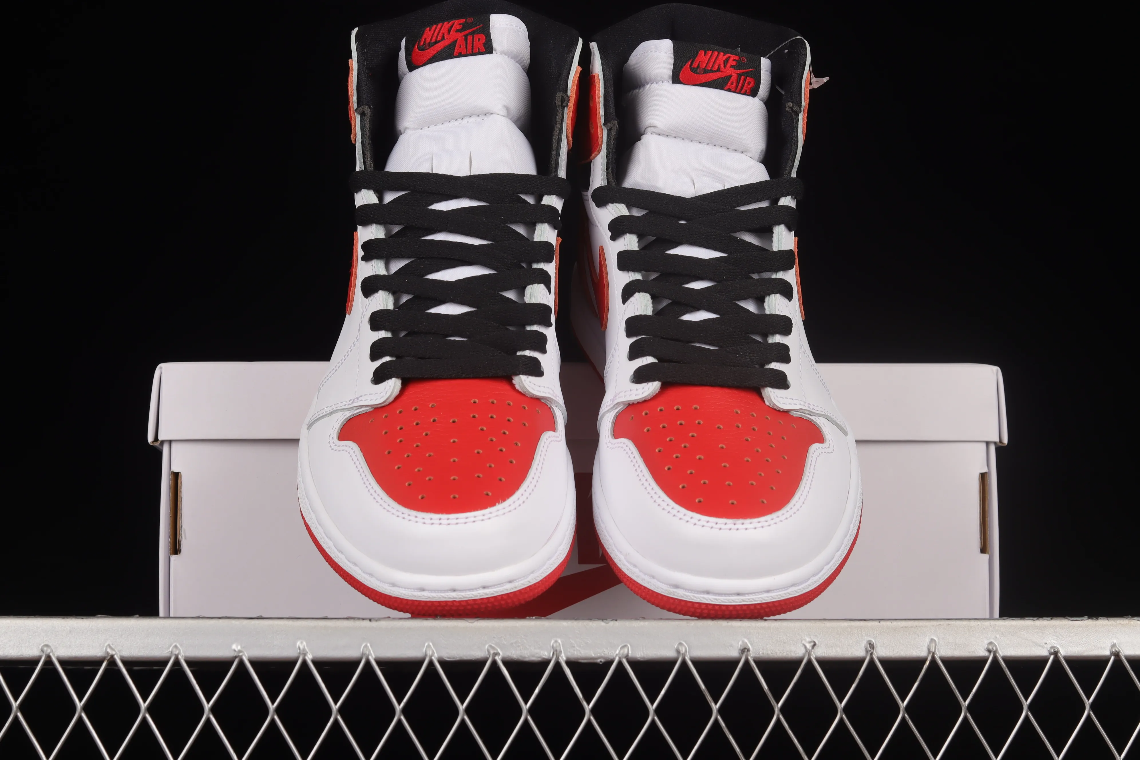 All categories Air Jordan Jordan series basketball shoes Air Jordan 1 High pure original version Air Jordan 1 High OG AJ1 Joe 1 white and red retro high-top cultural basketball shoes 555088-161